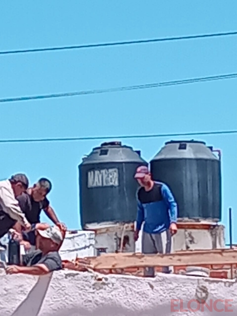 Vecinos reconstruyeron el techo de casa afectada por el temporal. (foto: Elonce)