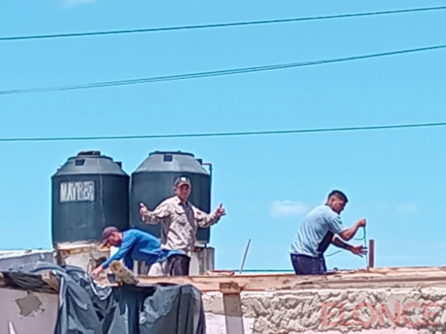 Vecinos reconstruyeron el techo de casa afectada por el temporal. (foto: Elonce)