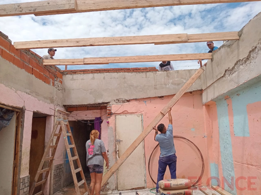 Vecinos reconstruyeron el techo de casa afectada por el temporal. (foto: Elonce)