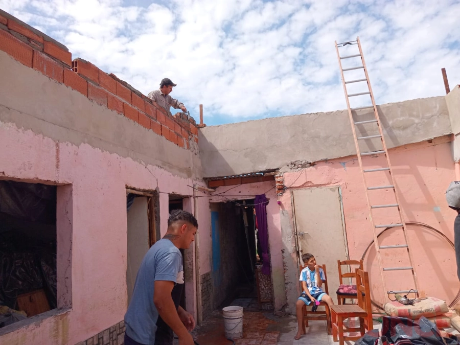 Vecinos reconstruyeron el techo de casa afectada por el temporal. (foto: Elonce)