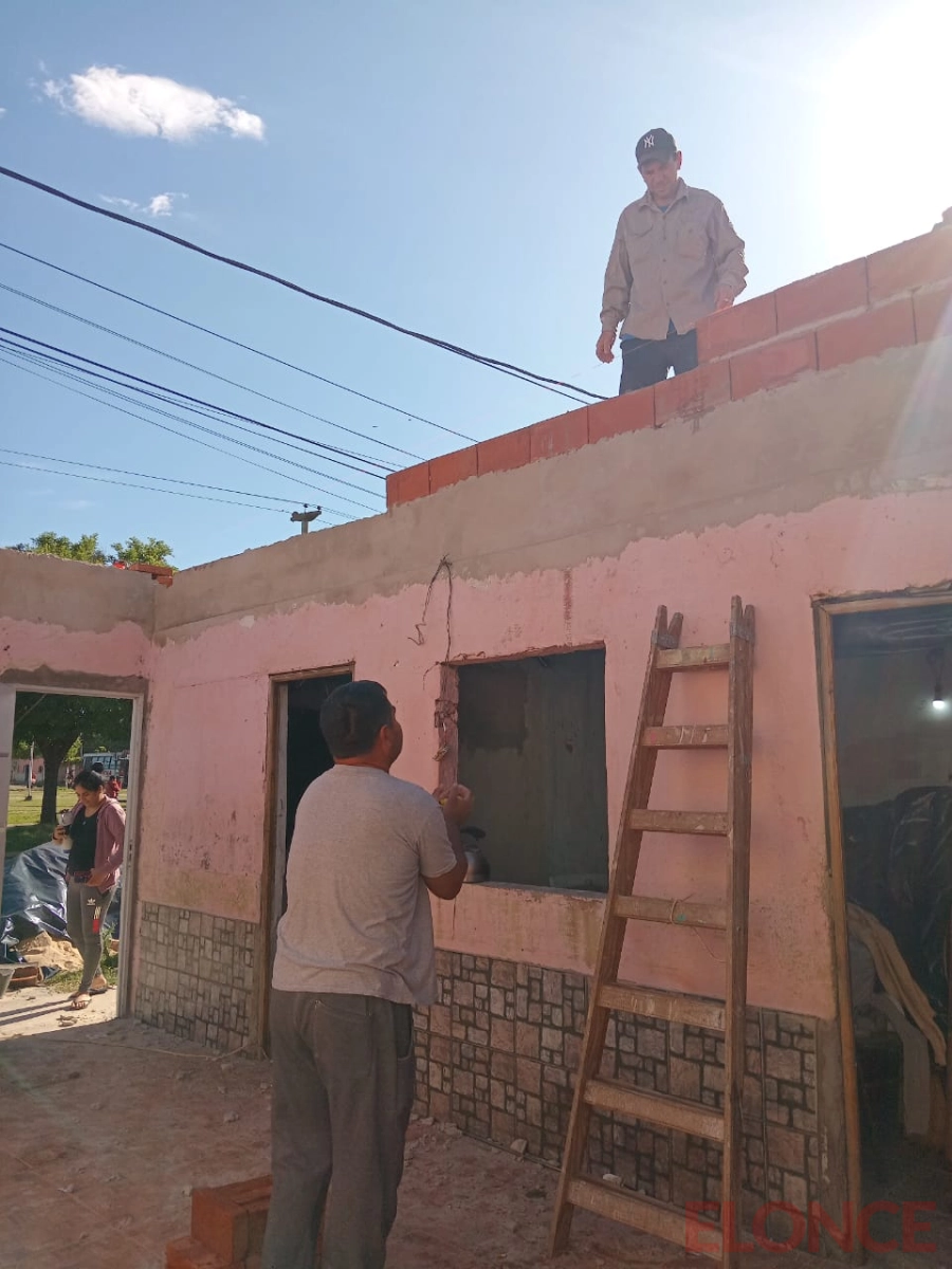 Vecinos reconstruyeron el techo de casa afectada por el temporal. (foto: Elonce)