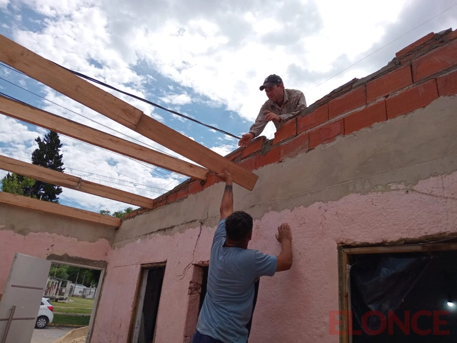 Vecinos reconstruyeron el techo de casa afectada por el temporal. (foto: Elonce)