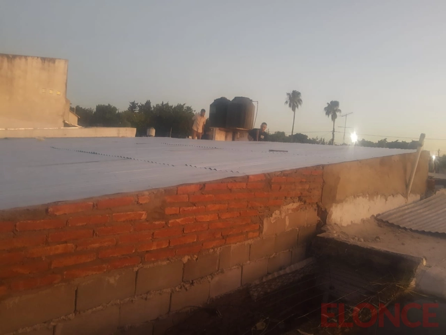 Vecinos reconstruyeron el techo de casa afectada por el temporal. (foto: Elonce)