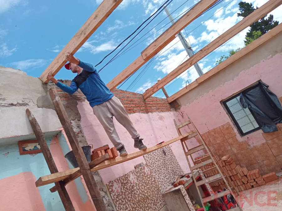 Vecinos reconstruyeron el techo de casa afectada por el temporal. (foto: Elonce)