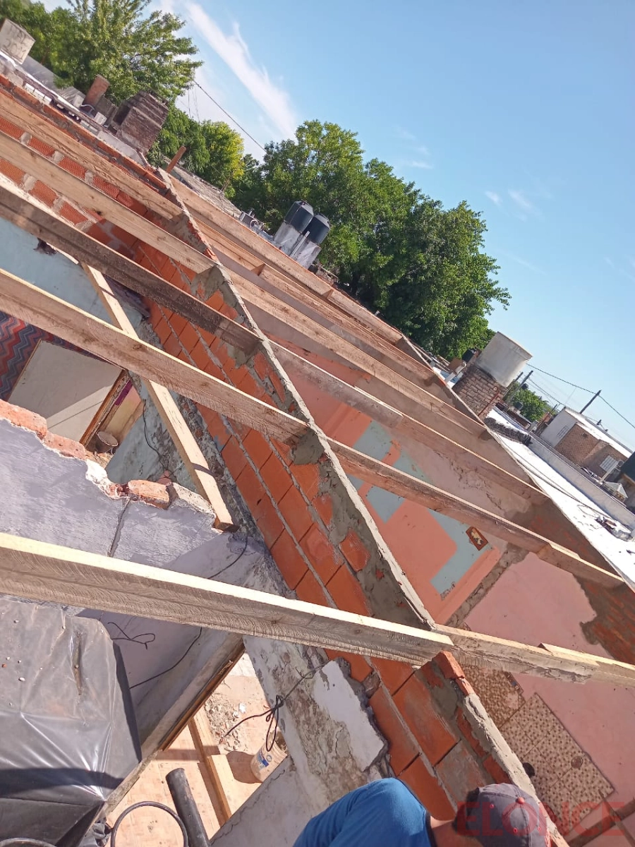 Vecinos reconstruyeron el techo de casa afectada por el temporal. (foto: Elonce)