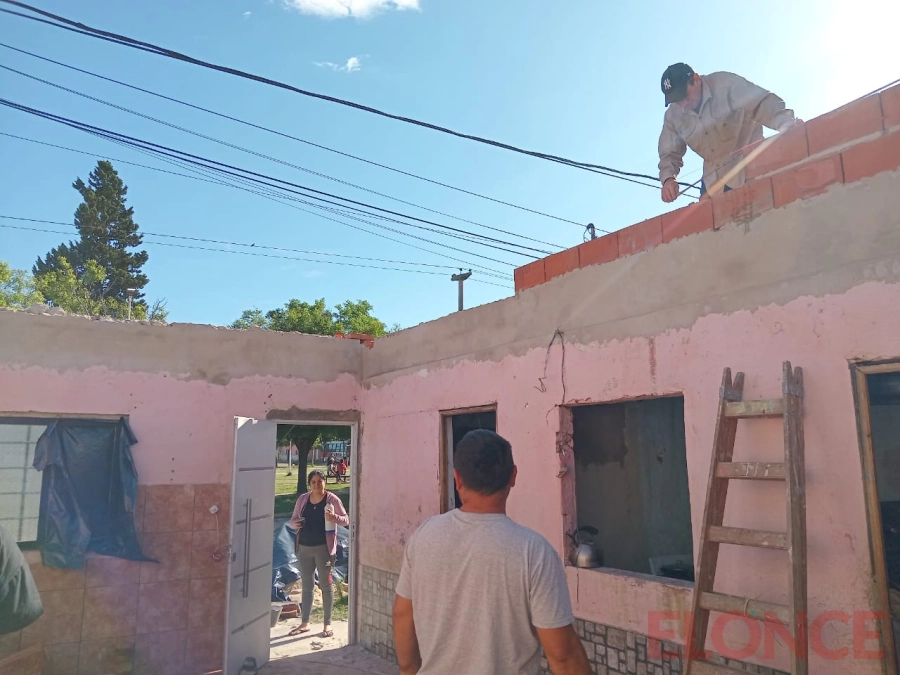 Vecinos reconstruyeron el techo de casa afectada por el temporal. (foto: Elonce)