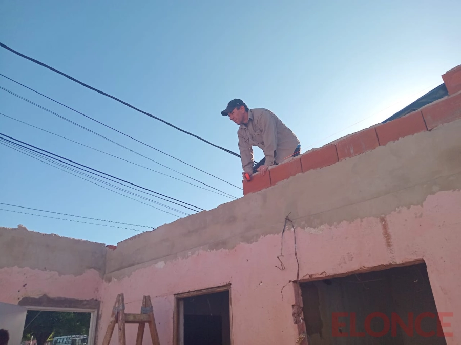 Vecinos reconstruyeron el techo de casa afectada por el temporal. (foto: Elonce)