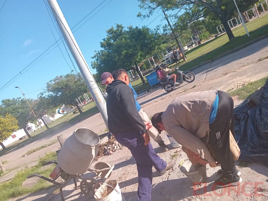 Vecinos reconstruyeron el techo de casa afectada por el temporal. (foto: Elonce)