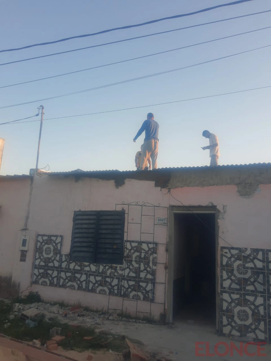 Vecinos reconstruyeron el techo de casa afectada por el temporal. (foto: Elonce)