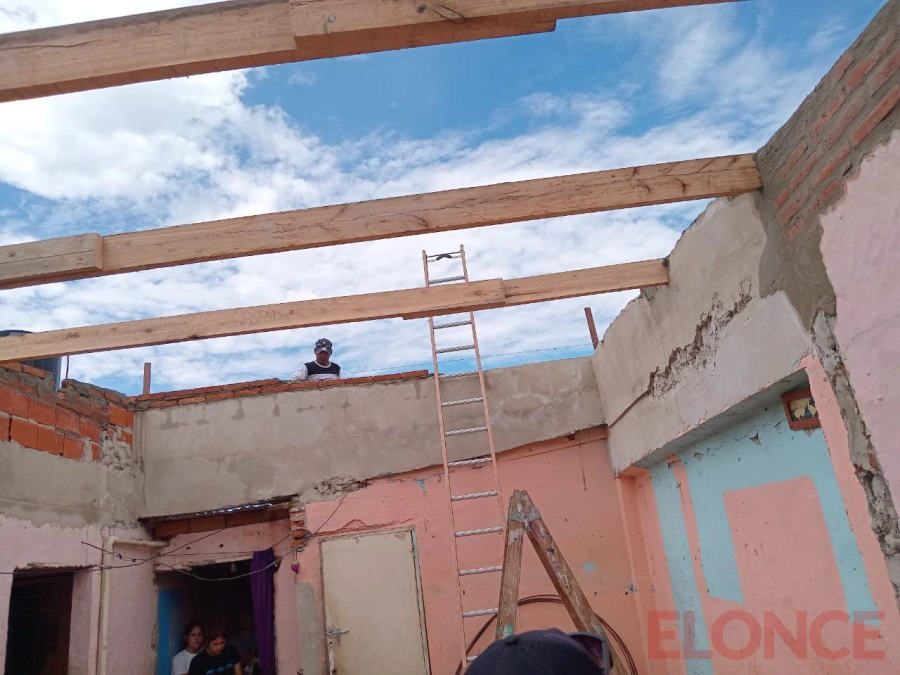 Vecinos reconstruyeron el techo de casa afectada por el temporal. (foto: Elonce)