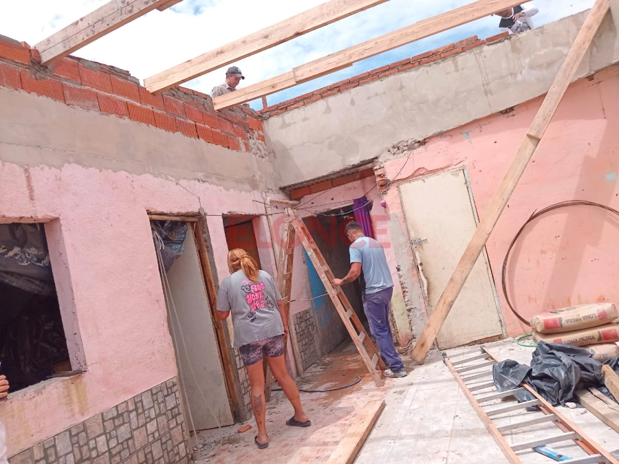 Vecinos reconstruyeron el techo de casa afectada por el temporal. (foto: Elonce)