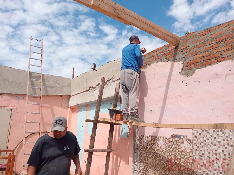 Vecinos reconstruyeron el techo de casa afectada por el temporal. (foto: Elonce)