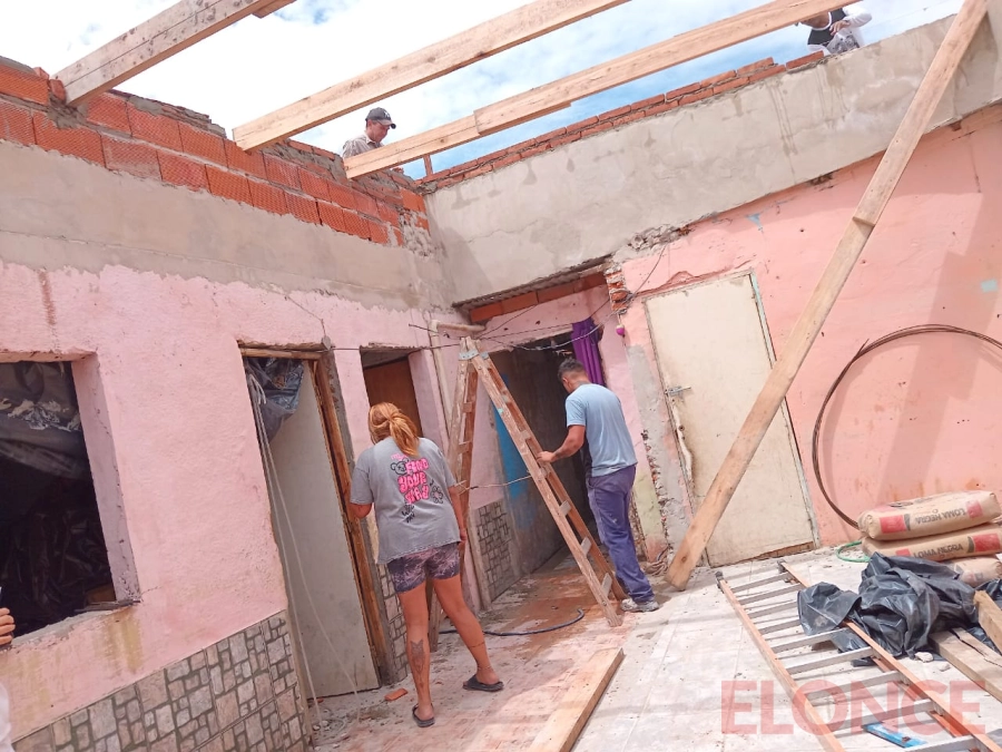 Vecinos reconstruyeron el techo de casa afectada por el temporal. (foto: Elonce)