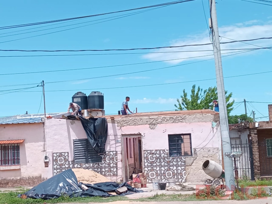 Vecinos reconstruyeron el techo de casa afectada por el temporal. (foto: Elonce)