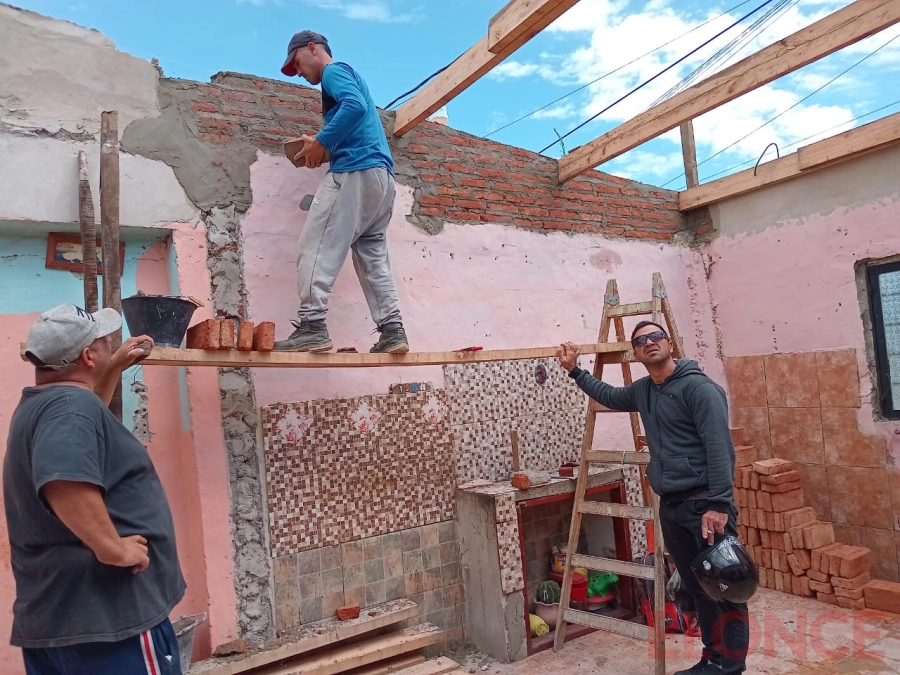 Vecinos reconstruyeron el techo de casa afectada por el temporal. (foto: Elonce)