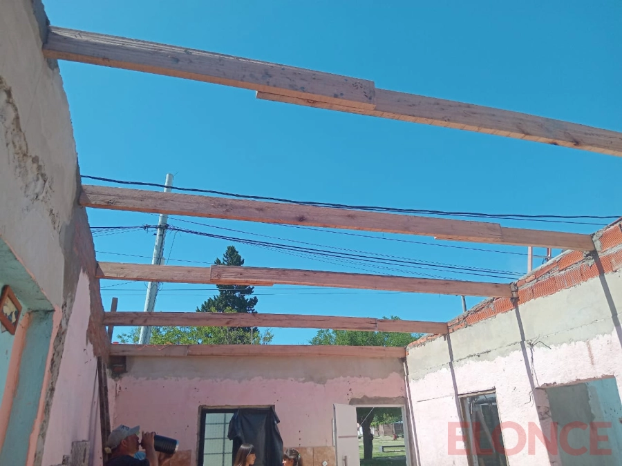 Vecinos reconstruyeron el techo de casa afectada por el temporal. (foto: Elonce)