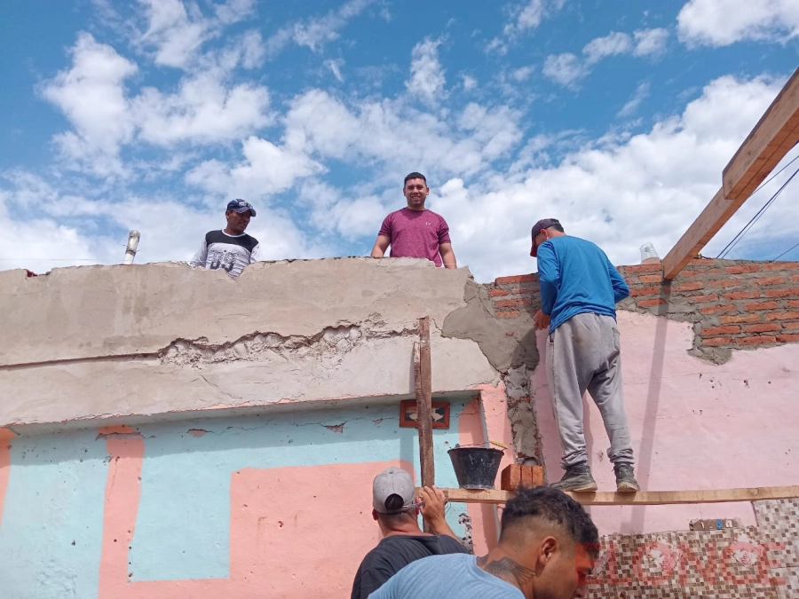 Vecinos reconstruyeron el techo de casa afectada por el temporal. (foto: Elonce)