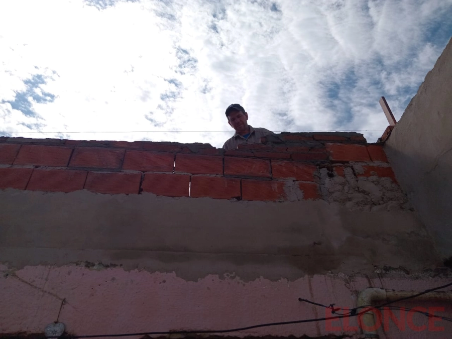 Vecinos reconstruyeron el techo de casa afectada por el temporal. (foto: Elonce)