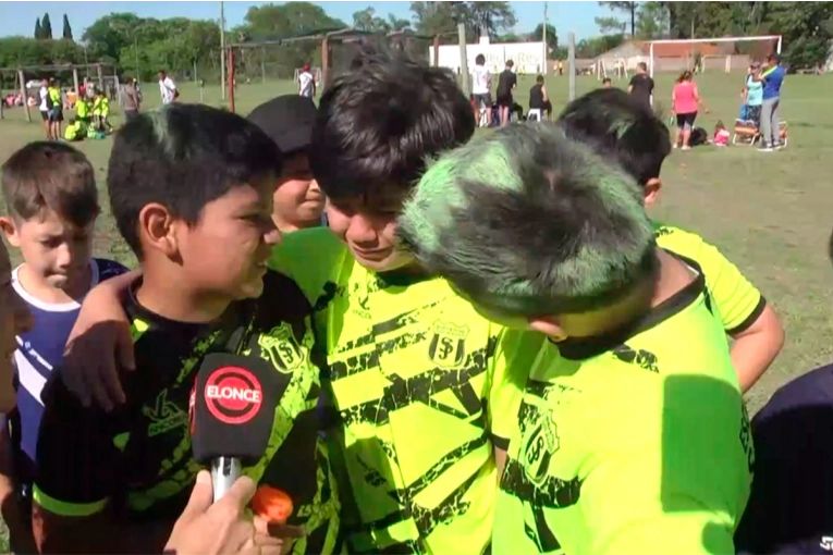 Entre lágrimas y risas, tres niños celebraron su gran logro en el fútbol infantil