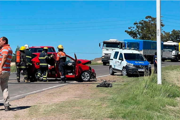 Fuerte choque entre una camioneta y un auto en la ruta 131 dejó cuatro heridos