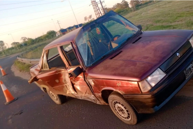 Chocaron un auto y un camión en la rotonda de acceso a Chajarí