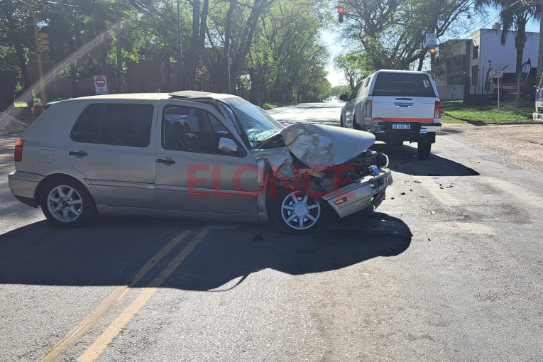 Un auto chocó a camioneta que aguardaba en el semáforo: el conductor se habría encandilado