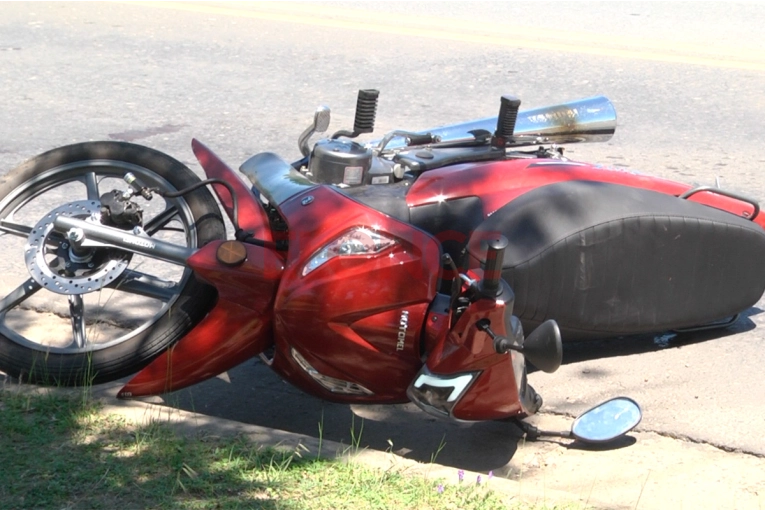 Una moto fue chocada de atrás por un auto que se dio a la fuga: una niña fue hospitalizada