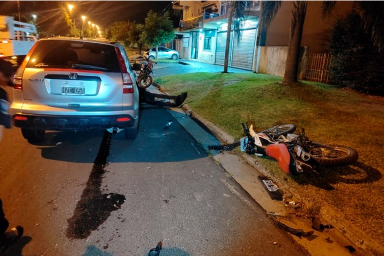 Motociclista fue hospitalizado tras chocar con un auto: no llevaba el casco reglamentario