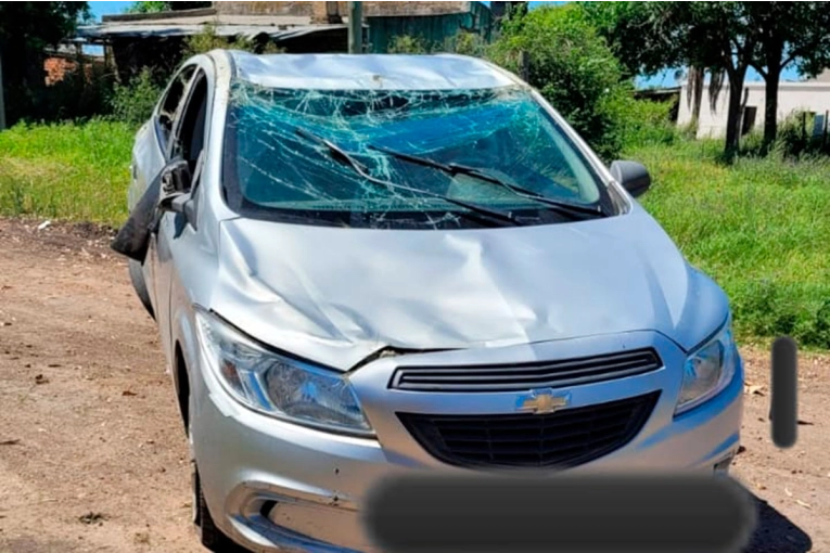 Violento vuelco dejó a un conductor de un auto con fractura en un pie y “en observación”