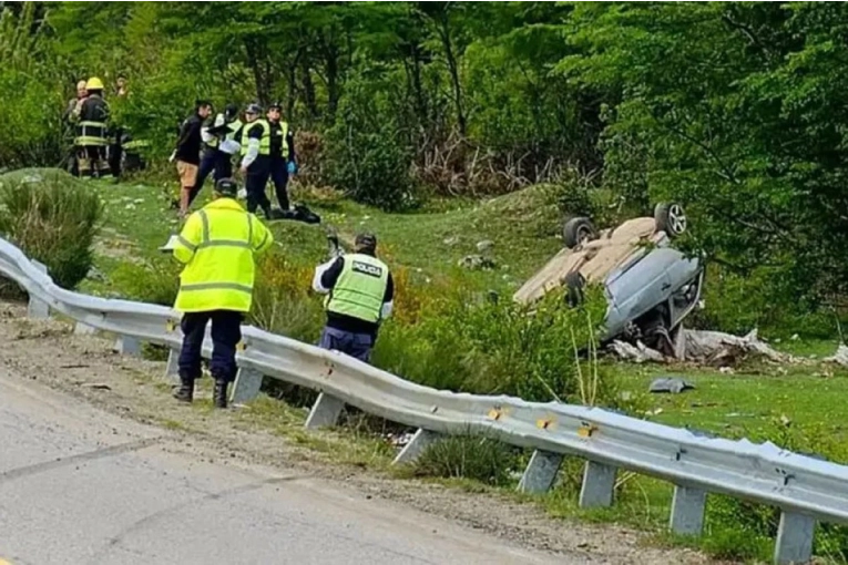 Una mujer falleció tras chocar y salir despedida de su auto en el Camino de los Siete Lagos