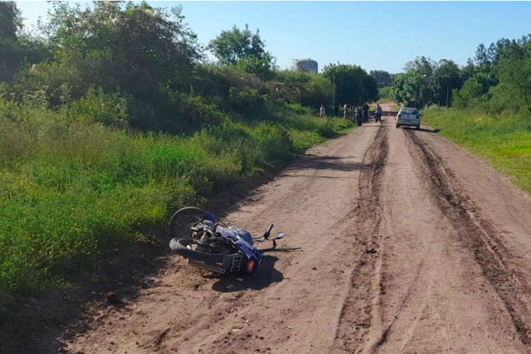 Grave accidente entre auto y moto en Colón: dos personas sufrieron fracturas