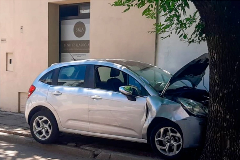 Una mujer se descompuso al volante y chocó contra un árbol