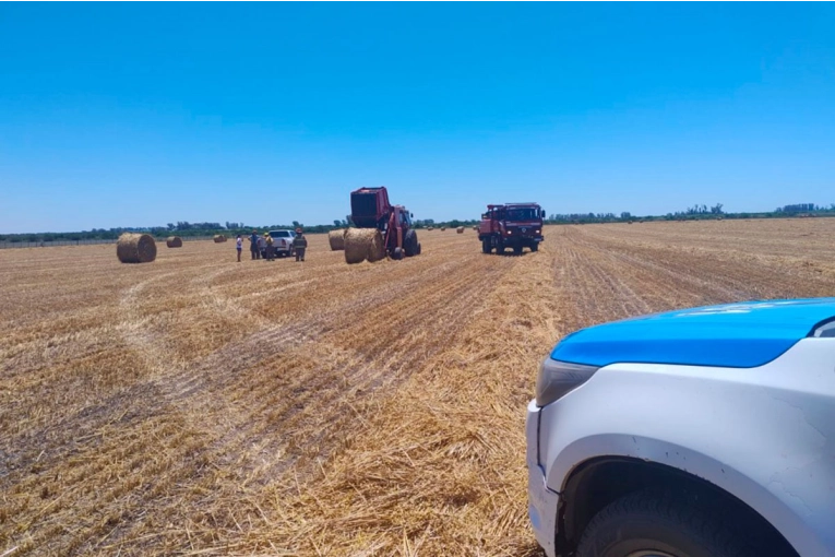 Un trabajador rural fue absorbido por una máquina arrolladora y se encuentra en grave estado