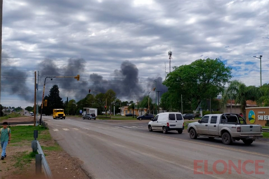 Una densa humareda que perjudic&oacute; a vecinos de San Benito. (foto: Elonce)
