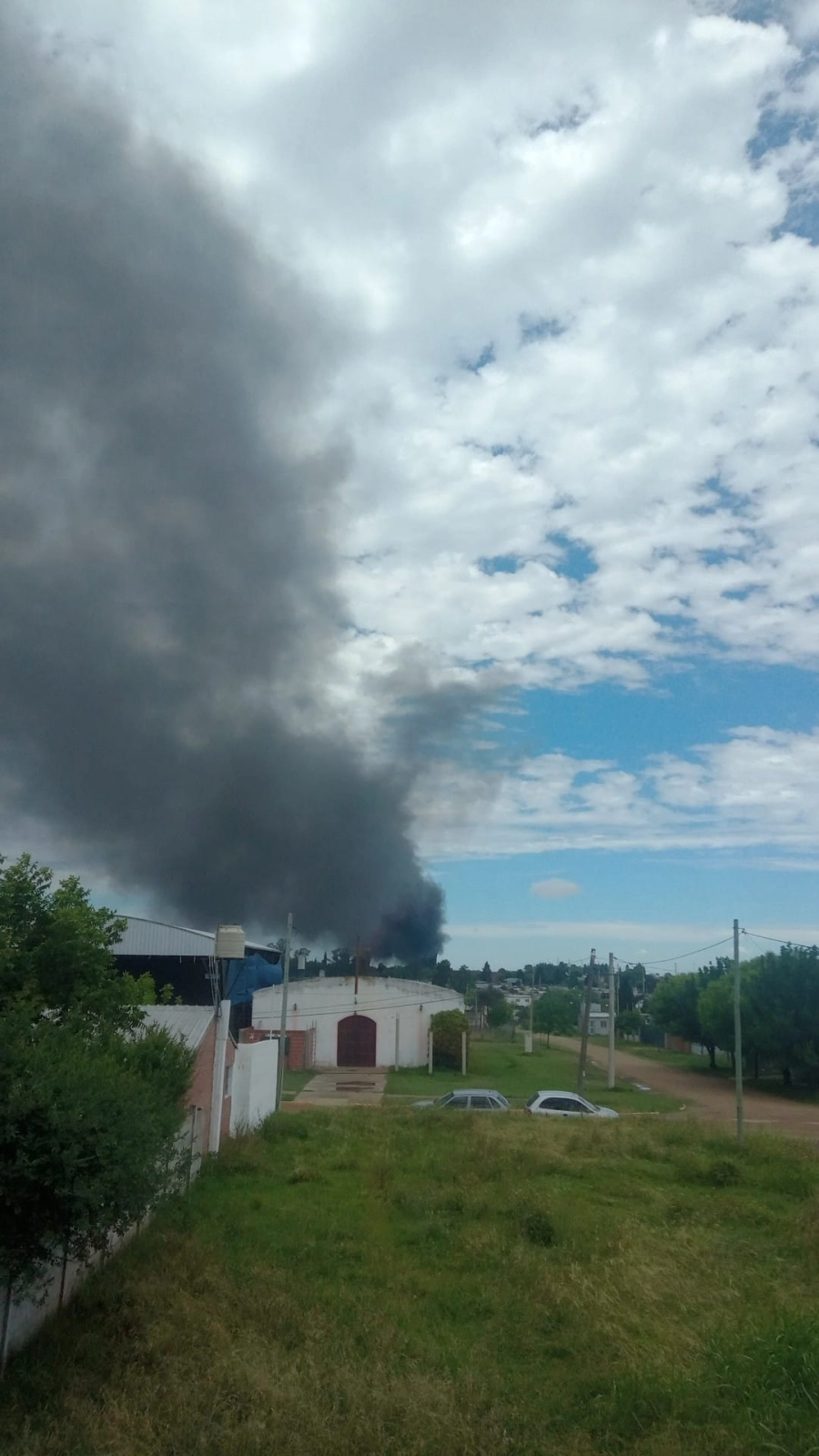 Una densa humareda que perjudic&oacute; a vecinos de San Benito. (foto: Facebook)