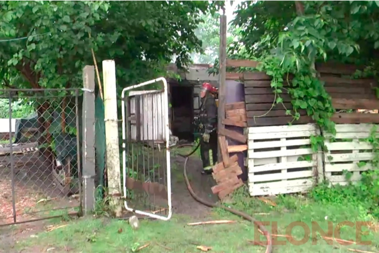 Una vivienda se incendió en Paraná:  un hombre habría estado fumando y se quedó dormido
