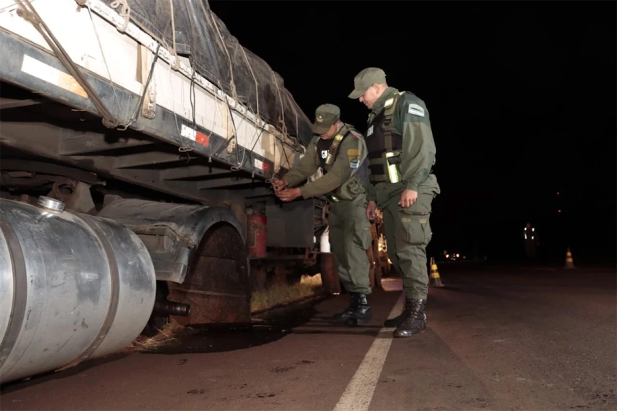 Gendarmes desprecintaron el cami&oacute;n. Gendarmer&iacute;a Nacional