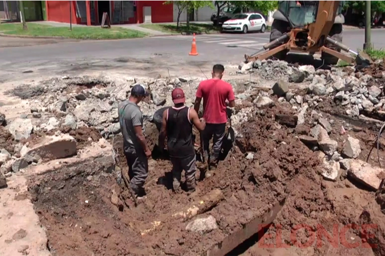 Realizan obras en la red de agua potable en calle Churruarín y Crespo de Paraná