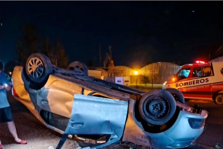 Conductor volcó su auto en la Autovía 18 y debió ser hospitalizado