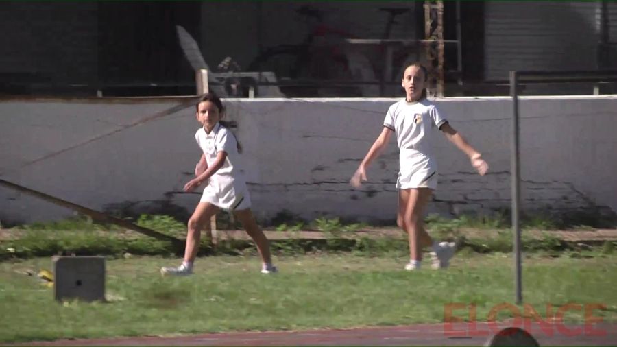 Las ni&ntilde;as compitiendo en atletismo.
