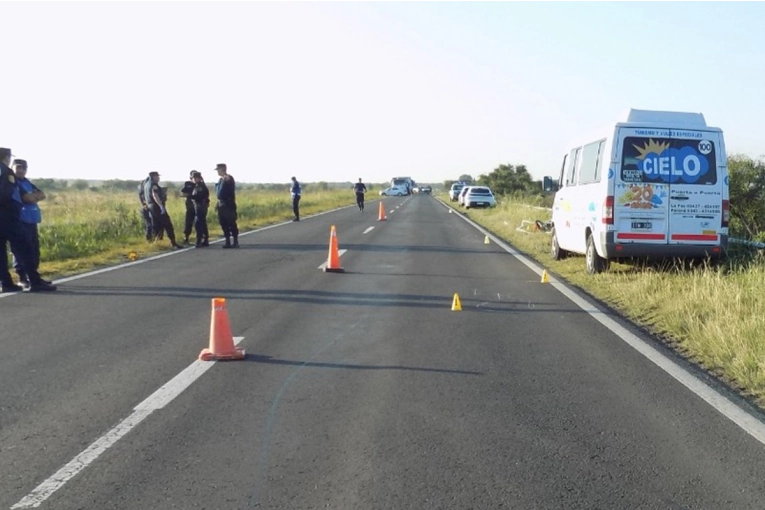 Murió un motociclista tras ser embestido por una camioneta sobre ruta 12