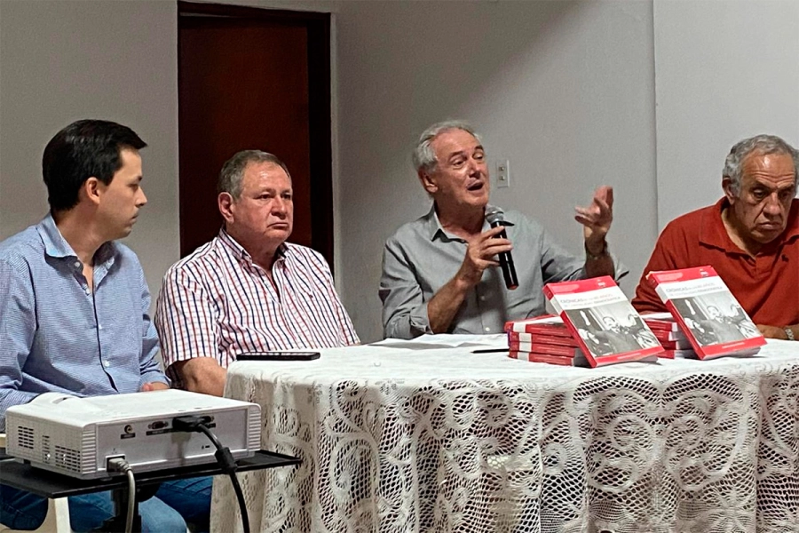 Benedetti acompañ&oacute; a Rogel. Prensa