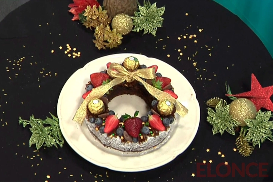 Corona de brownie y pinos navide&ntilde;os fitness. (foto: Elonce)