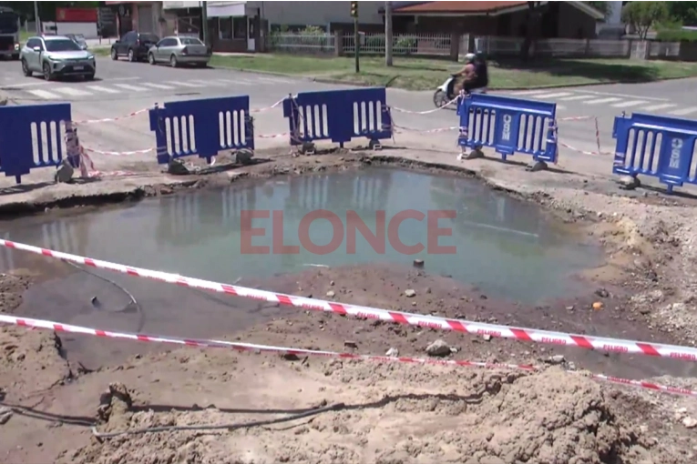 Reparan fisura en caño contiguo al intervenido en calle Churruarín: un sector de la ciudad tendrá baja presión de agua