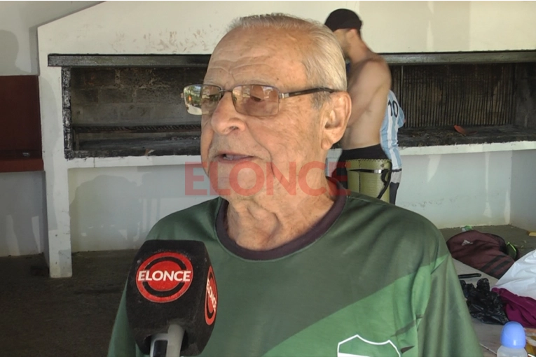 A sus 81 años, Evar nadó 10 kilómetros por el río Paraná y aseguró: 