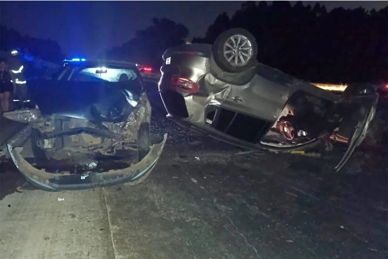 Perdió el control del vehículo, volcó y chocó  a un auto en la Autovía 14