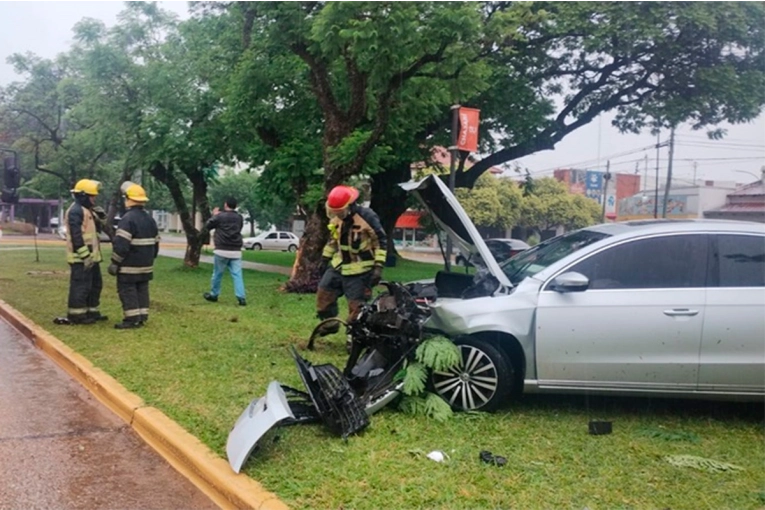 Dos autos chocaron y uno terminó sobre  un cantero central