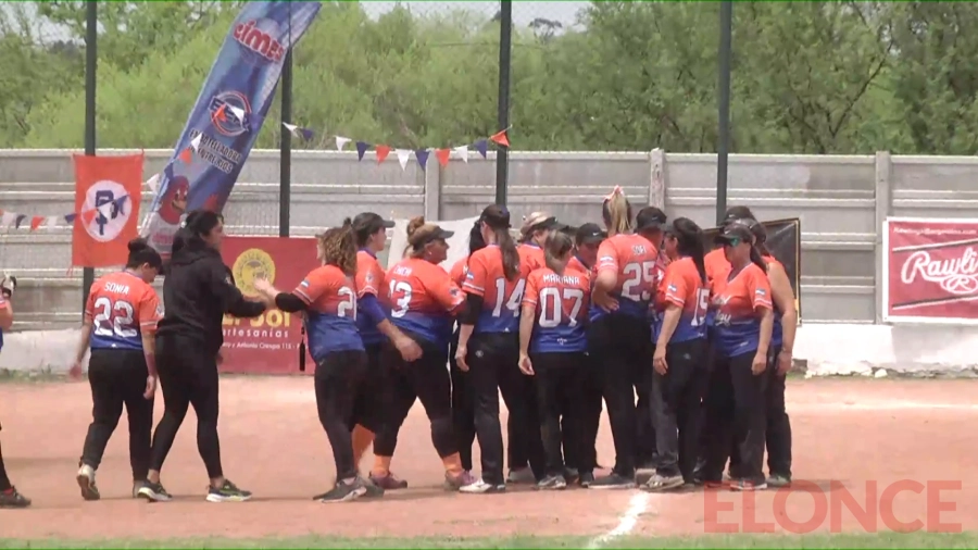 El conjunto de Softbol Play en plena competencia.