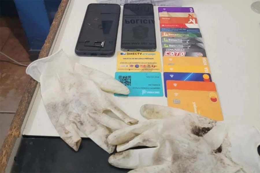 Tarjetas y celulares robados por los menores