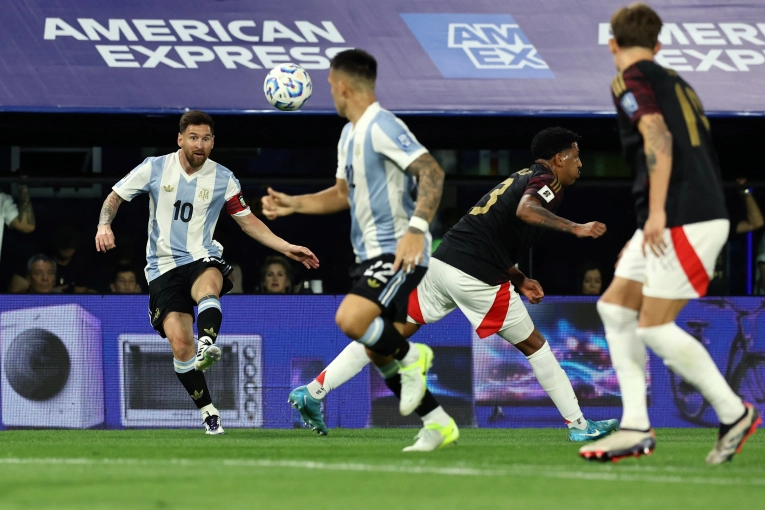 La Selección Argentina iguala sin goles ante Perú en La Bombonera